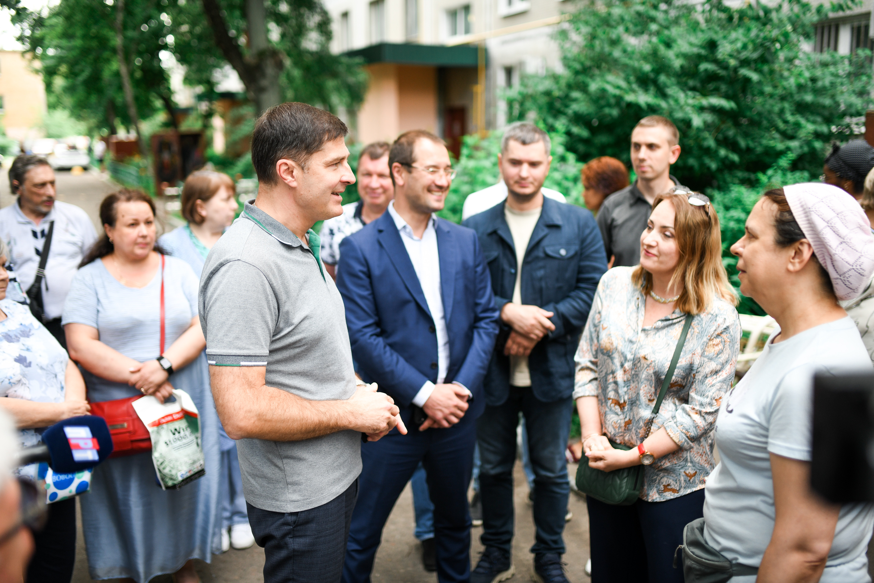 Владимир Волков вместе с жителями проверил капремонт фасада дома в Люберцах  | Администрация городского округа Люберцы Московской области